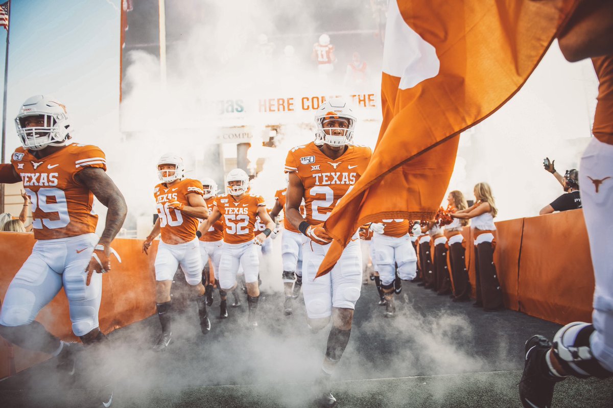 TexasLonghorns's tweet photo. New week, let's go. 🤘

#HookEm https://t.co/OaDkm6gf3y