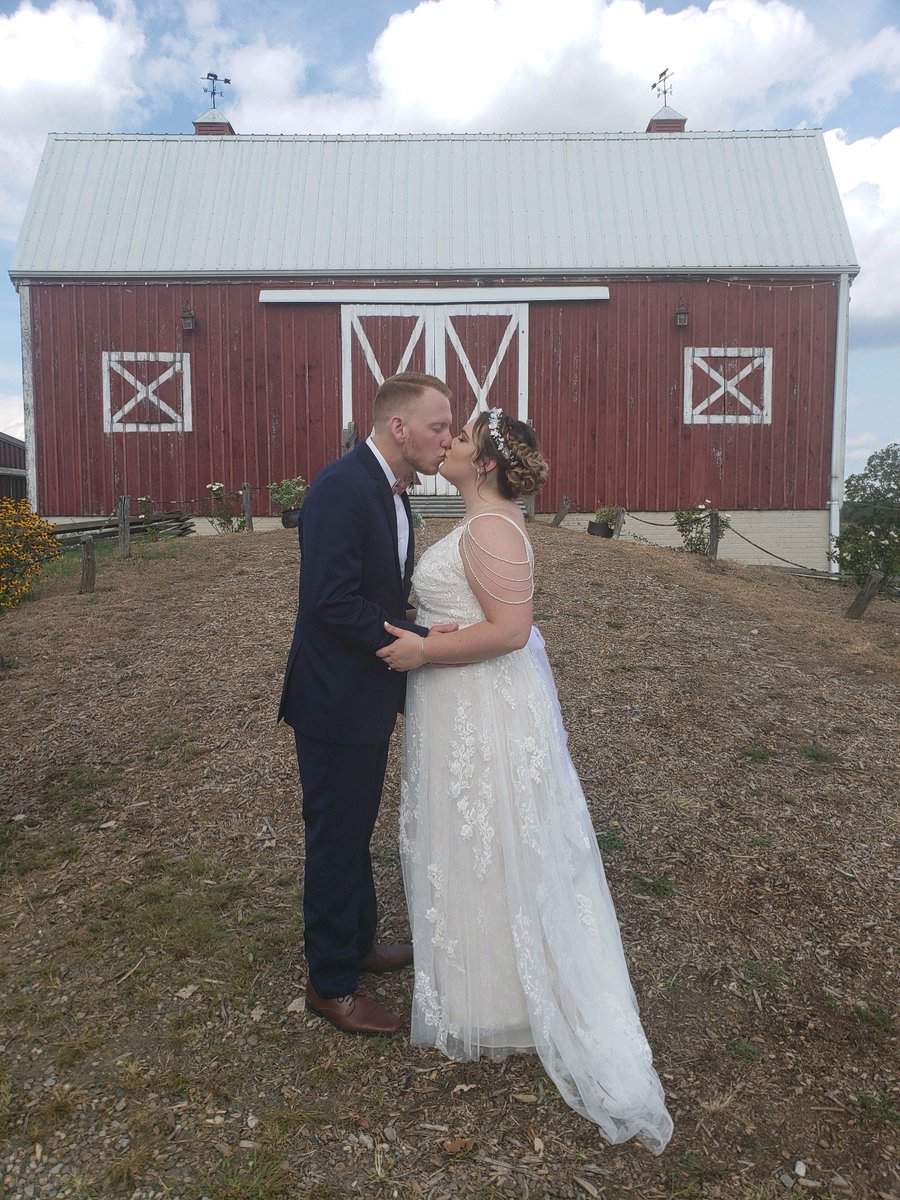 Sweetapple Farm's newest Sweetapple Sweethearts are Ashleigh Husk &amp; Casey Kerns married at the farm on 9-7-19! Congratulations to Ashleigh &amp; Casey and their families! We wish you a lifetime of happiness!