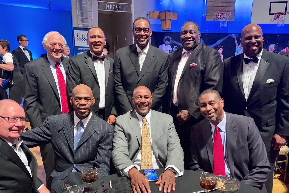 sidneymoncrief_'s tweet photo. Check this out! Some friends from the old @RazorbackMBB team back together!
#19HoopClass | @Hoophall https://t.co/zth8liBojD