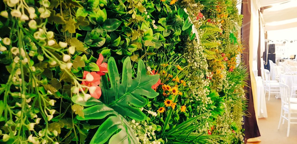 PAMFLORISTERIA's tweet photo. Con este Jardín vertical hemos querido adornar la mesa de los Novios 😍😍 #FloristeriaPabloMartinez #Boda F&amp;C https://t.co/Tvrlejy95Y