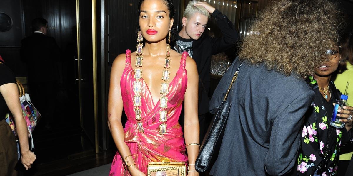 GlamourParis's tweet image. @IndyaMoore a rendu hommage aux 17 femmes noires transgenres assassinées en 2019 aux États-Unis en portant des boucles d’oreilles constituées de leurs portraits, ainsi qu’un cadre imprimé d’une photo d’une jeune femme tuée 3 jours auparavant. #FMAS2019
© Paul Bruinooge