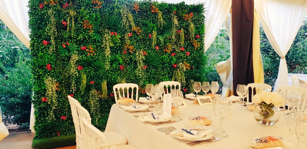 PAMFLORISTERIA's tweet photo. Con este Jardín vertical hemos querido adornar la mesa de los Novios 😍😍 #FloristeriaPabloMartinez #Boda F&amp;C https://t.co/Tvrlejy95Y