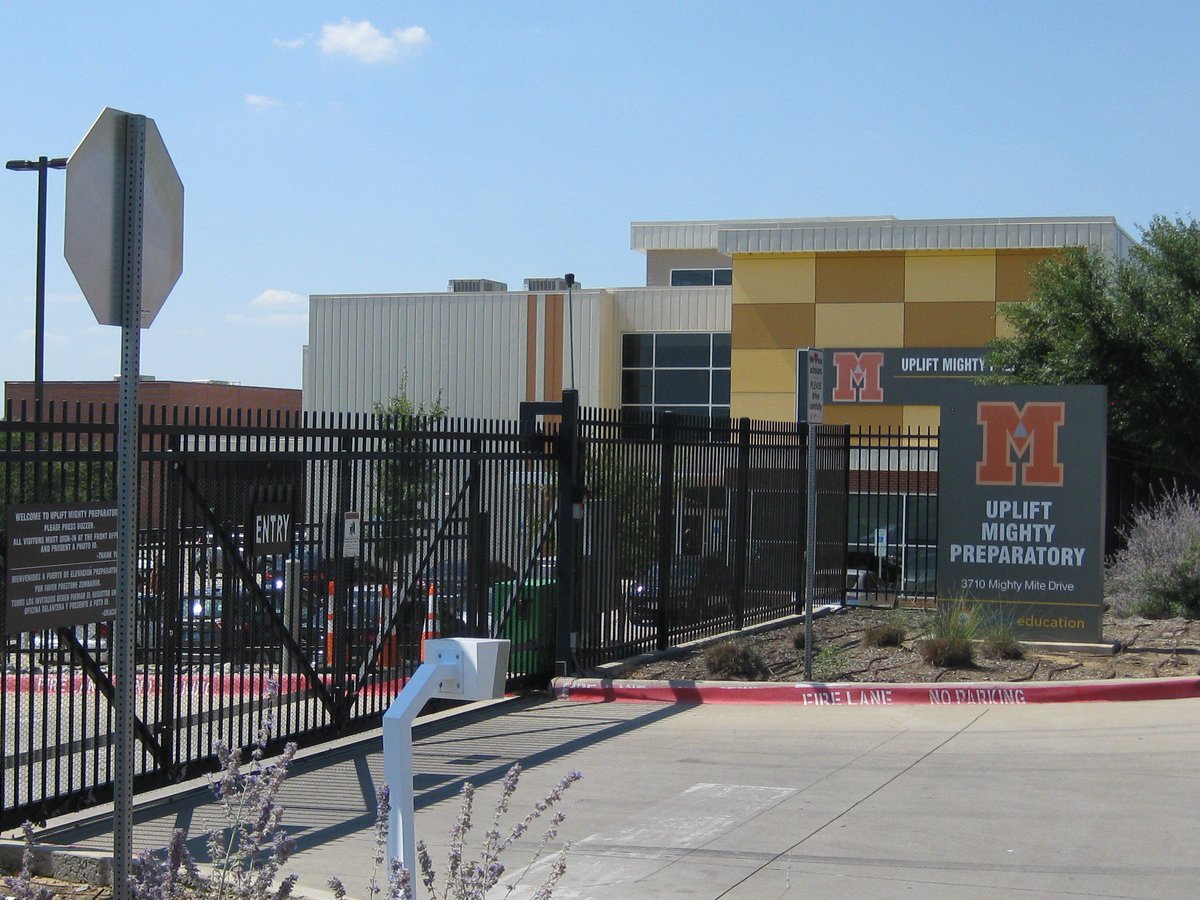 briandoss48's tweet photo. Uplift Education @UpliftEducation and #ConstructionRentAFence in Thrall,TX know campus safety starts at the perimeter to maximize #SchoolSafety #PeaceOfMind. Great install of #AmeristarMontageCommercial and #AmeristarTransportII gate. #AmeristarPerimeterSecurity . https://t.co/L4ktoV5bs9