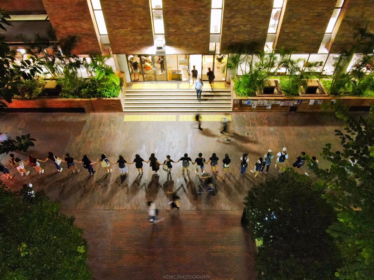 kkchow13's tweet photo. Hand in Hand!
Everybody, Not One Less!
#HongKong #HongKongProtests #HongKongers #antiELAB #antiELABhk #StandwithHK #FreeHK #FreeHongKong #FreedomHK #NoPoliceBrutality #followbackhongkong #5DemandsNot1Less #Fakewithdraw #withdrawalsfake #HKpolyU https://t.co/7gdggLyAs7