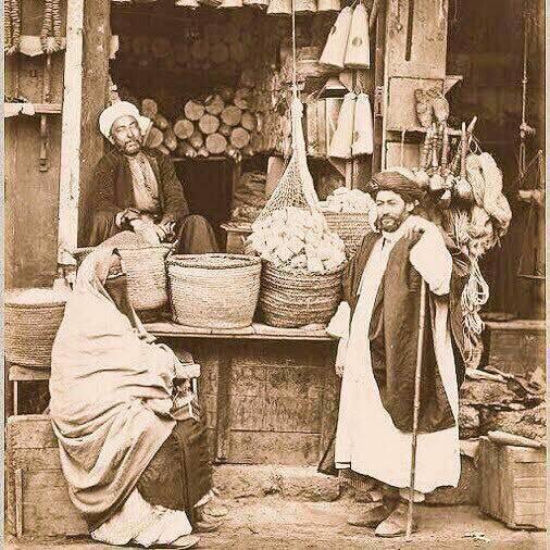 mnaw7's tweet photo. احد المحلات التجارية “ البقالة” في القاهرة عام 1880م ويظهر لنا شكل اللباس للرجال والنساء كيف كان وذلك قبل 138 سنة .
.
قبل دعوة قاسم أمين و هدي شعراوي لسفور المرأه المصرية عام 1920 م 😔 https://t.co/c4UHi4K1jc