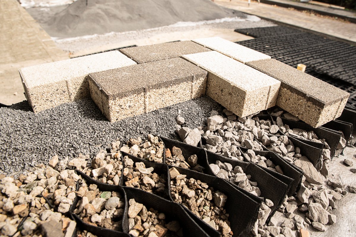 HerosSluiskil's tweet photo. In @gemeenteHadM Grubbenvorst: een proefvak met o.a. granova® DRAINMIX! @waterbuffering heeft ism 
@TileSystems  een waterpasserend pakket gemaakt, mét granova® DRAINMIX  ism @SUEZ_NL . Studenten van het @CITAVERDE  doen een 0-meting en volgen daarna dit project nauwgezet op. https://t.co/8dZcCcbEn6