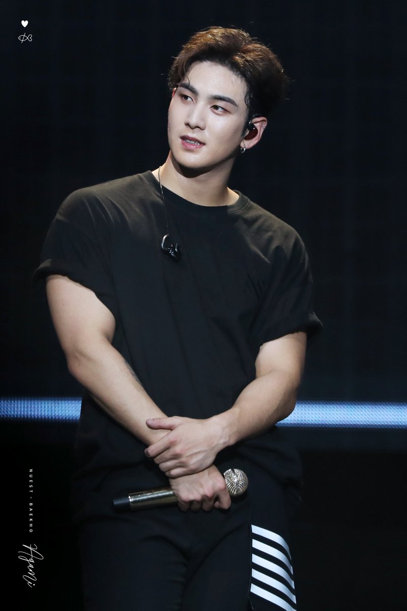 AGAMI_KDH's tweet photo. 190907 SEGNO IN KUALA HQ

잘생긴 ㅅ ㅏ람은 멀리서 봐도 잘생겼ㄷ ㅏ 
ㄲ ㅏ 만 티만 입어도 잘생긴 사람 누 구 죠?
그저 존잘 갓벽 갓백호😇😇😇😇😇😇😇😇😇😇😇😇😇😇😇😇😇 

#백호 #강동호 #동호 #뉴이스트 #NUEST #BAEKHO  #NUESTSegnoInKL
#NUESTSegnoInMALAYSIA https://t.co/jEnkpQm6lt
