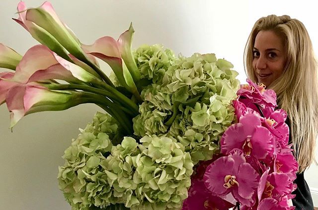 Melanyb12's tweet photo. This is me- hiding from Monday. .
.
.
.
.
.
.
.
#snarky #flowers #interiordesign #flowerarrangement #blooms #lifestyleblogger #paradisevalley #paradisevalleyaz #scottsdale #scottsdaleaz #mondays #lonhairdontcare #interiordesign #interiordecorating #thefr… https://t.co/QUQDXKdOw1 https://t.co/sJbPJdihOW