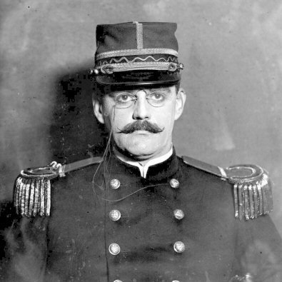 #Histoire de #France🇫🇷 - 09 09 1899
2è procès du capitaine #AlfredDREYFUS . Alors que tout prouve son innocence, il est condamné à dix ans de réclusion pour haute trahison. Il sera gracié 10 jours plus tard par le Président de la République #ÉmileLOUBET. 
#Antisémitisme