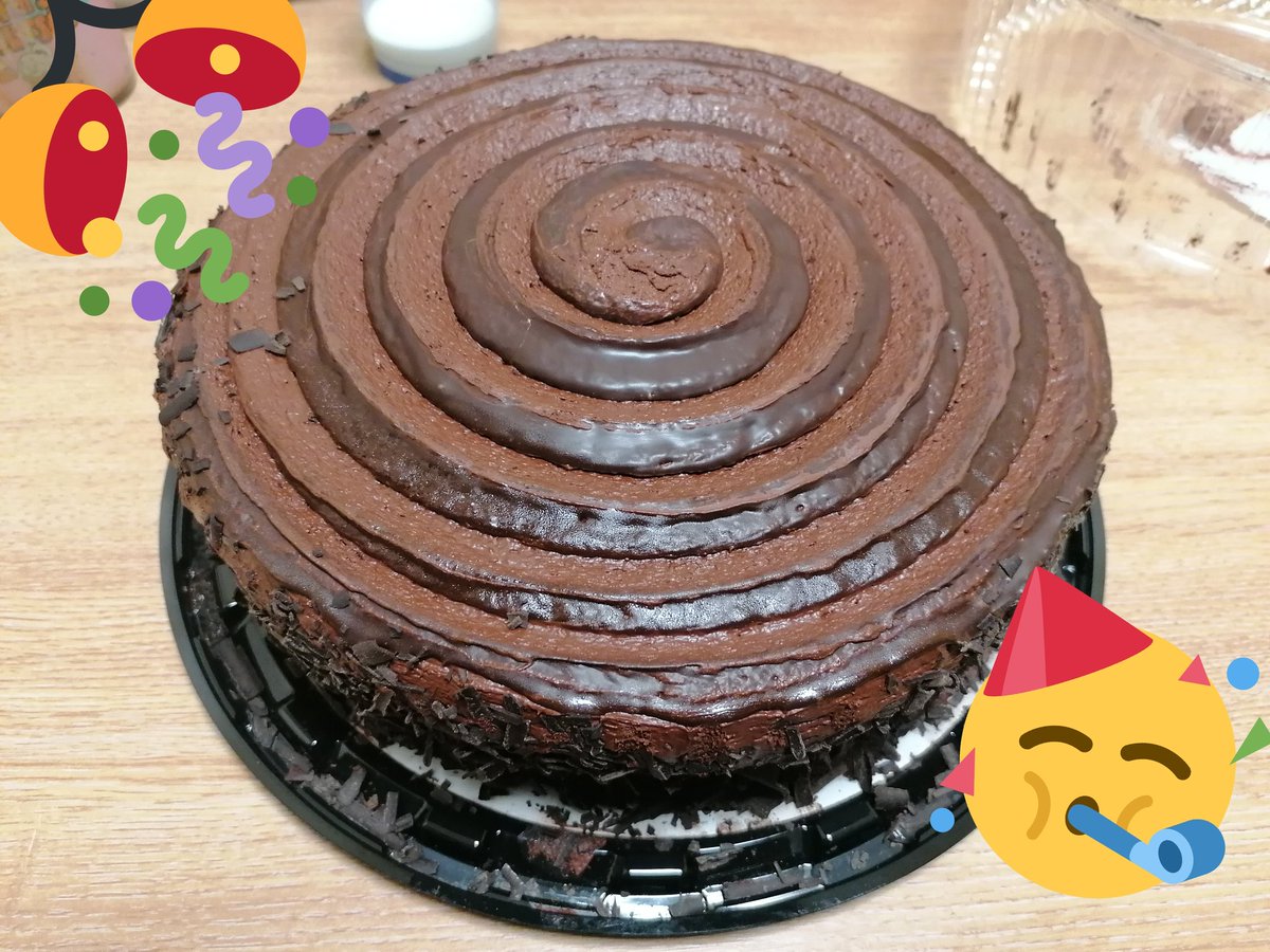 Susan75772994's tweet photo. You know you're making a impression when a patient you discharged last week bring you in a birthday cake ๐ x #feelingappreciated #makingaimpact @GillDunn10 @HounsomeLeigh @traceypw17 @deborahfm1 @Emnp6 @AneurinBevanUHB https://t.co/8JN7l2My5P