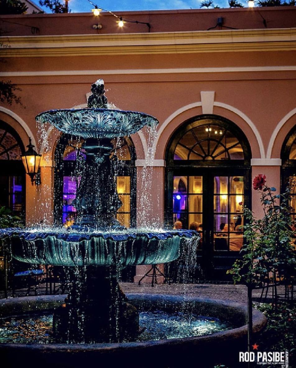 We're loving these <a href="/MillsHouseHotel/">Mills House Hotel</a> courtyard views courtesy of #RedShutterStudio! Experience it for yourself at: bit.ly/2MrWQWi