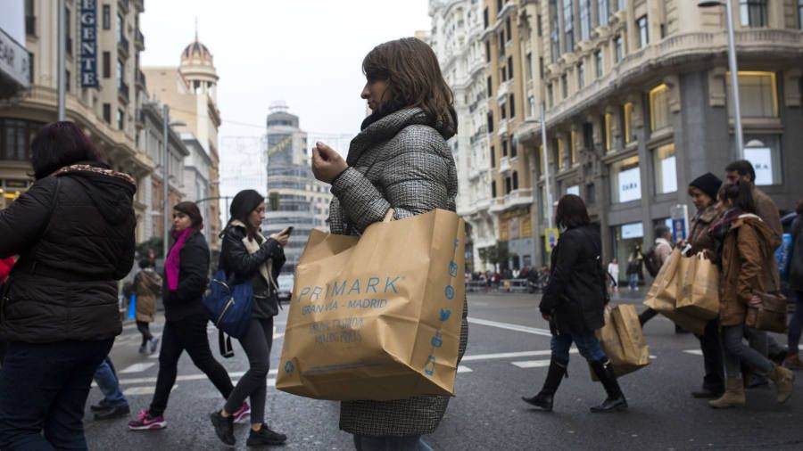 DosAguasCo's tweet photo. Household spending helps #Spain to buck eurozone growth trend. Domestic demand aided by pay rises buoys growth📈. Via @FinancialTimes 
Read more➡️: https://t.co/aO8TxGh9de #DosAguas #InternationalBusiness #Investment #Trade https://t.co/eaGEzpaThp