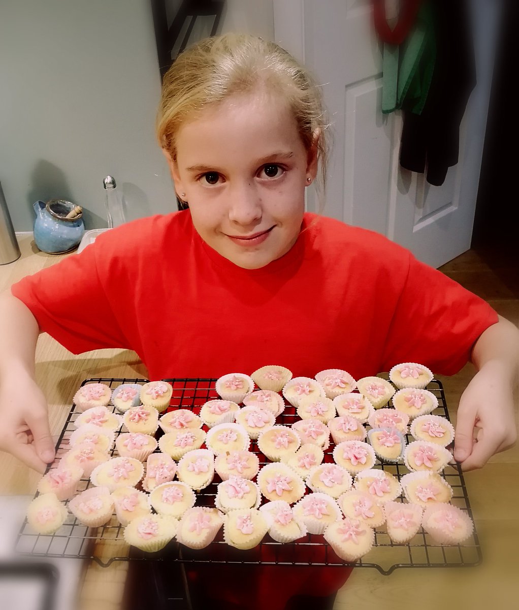 S made mini fairy cakes to give to the neighbours. Yum. @OrmistonPrimary #rookievolunteer