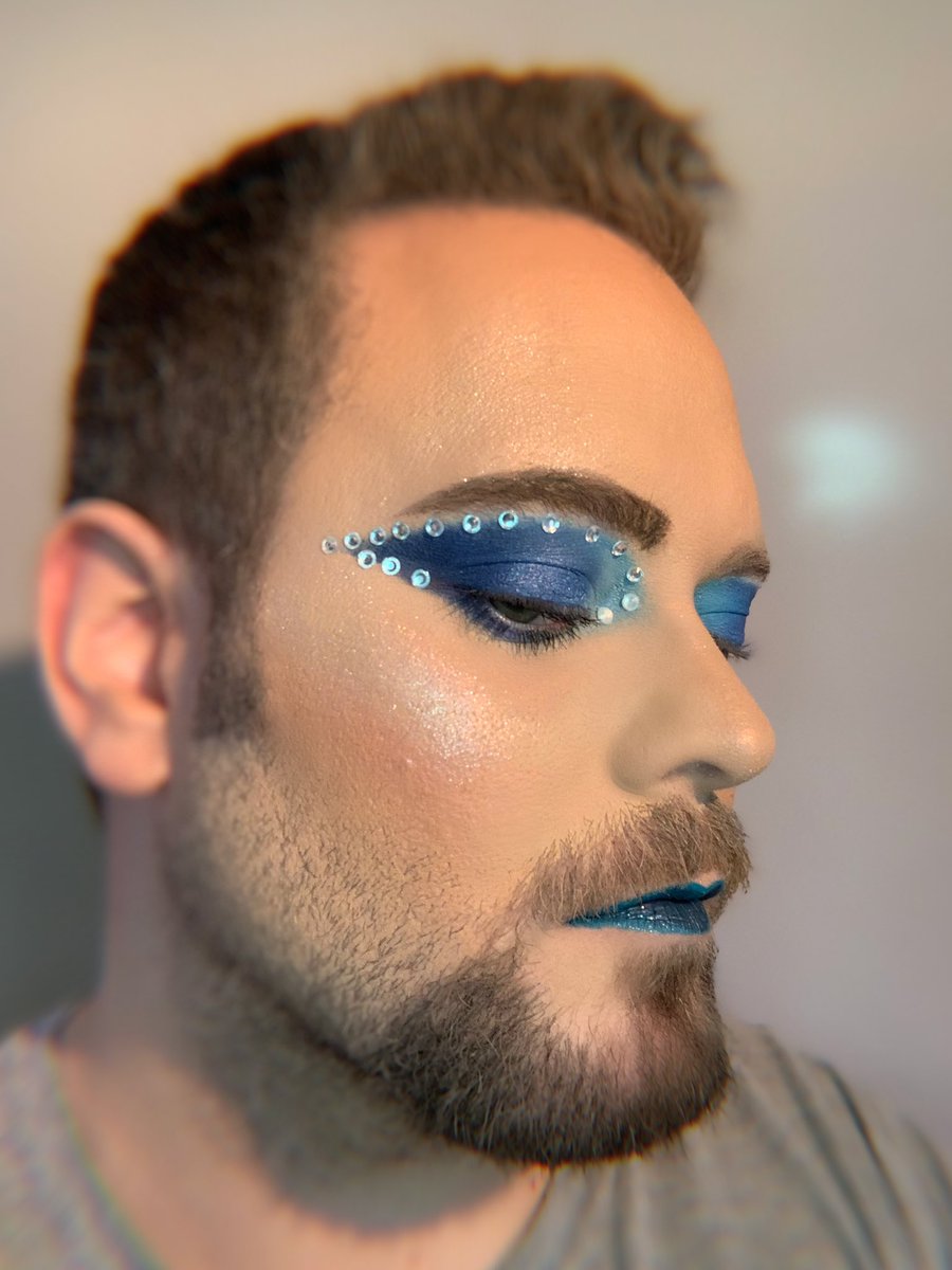 thetutormua's tweet photo. @euphoriaHBO inspired me to re-create the Cheerleader look on @AlexaDemie I hope you all like it 💙💎💙
#makeup #euphoriamakeup #skincare #tatcha #norvina #abh #TheLIST #abhprimer #abhbrows #elf #elfingamazing https://t.co/i0Ior2d8HA