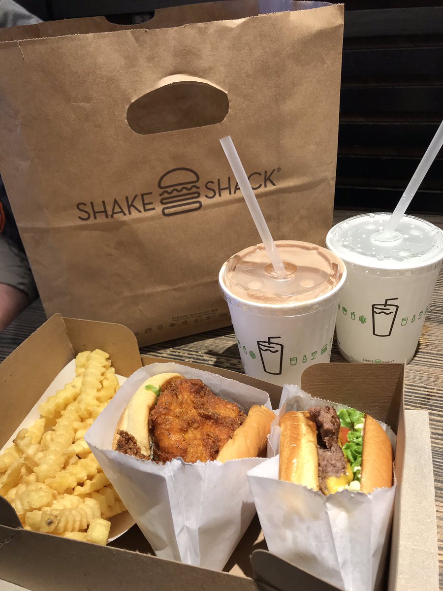 Hummmmmbaby's tweet photo. First airport meal of the Fall @TwitterU recruiting season! Layovers arenโt so bad ๐ Thanks @shakeshack ๐ ๐ ๐ฅ You definitely brought the fries!
Next up #UTAustinTweetUp https://t.co/Z2Wol6RDXS