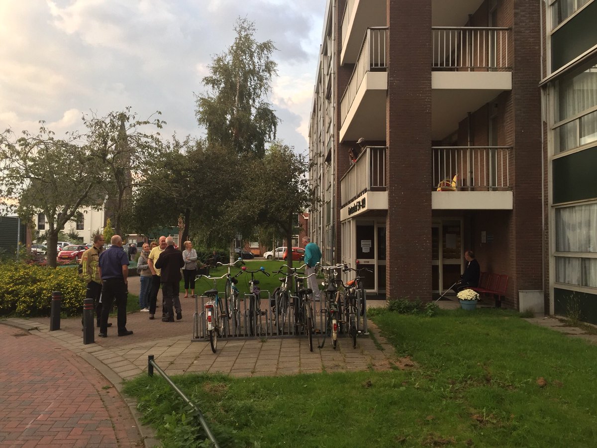 ErikAblij's tweet photo. In samenwerking met woningcorporatie #ZVH en #RodeKruisZaWA heeft #VrZW een #ontruimingsoefening vanavond georganiseerd voor de zelfstandige wonende kwetsbare bewoners van #Gortershof. De #brandweerpost #Zaandijk deed mee om bewoners te assisteren naar een veilige plaats. https://t.co/0i3aNK6FAe