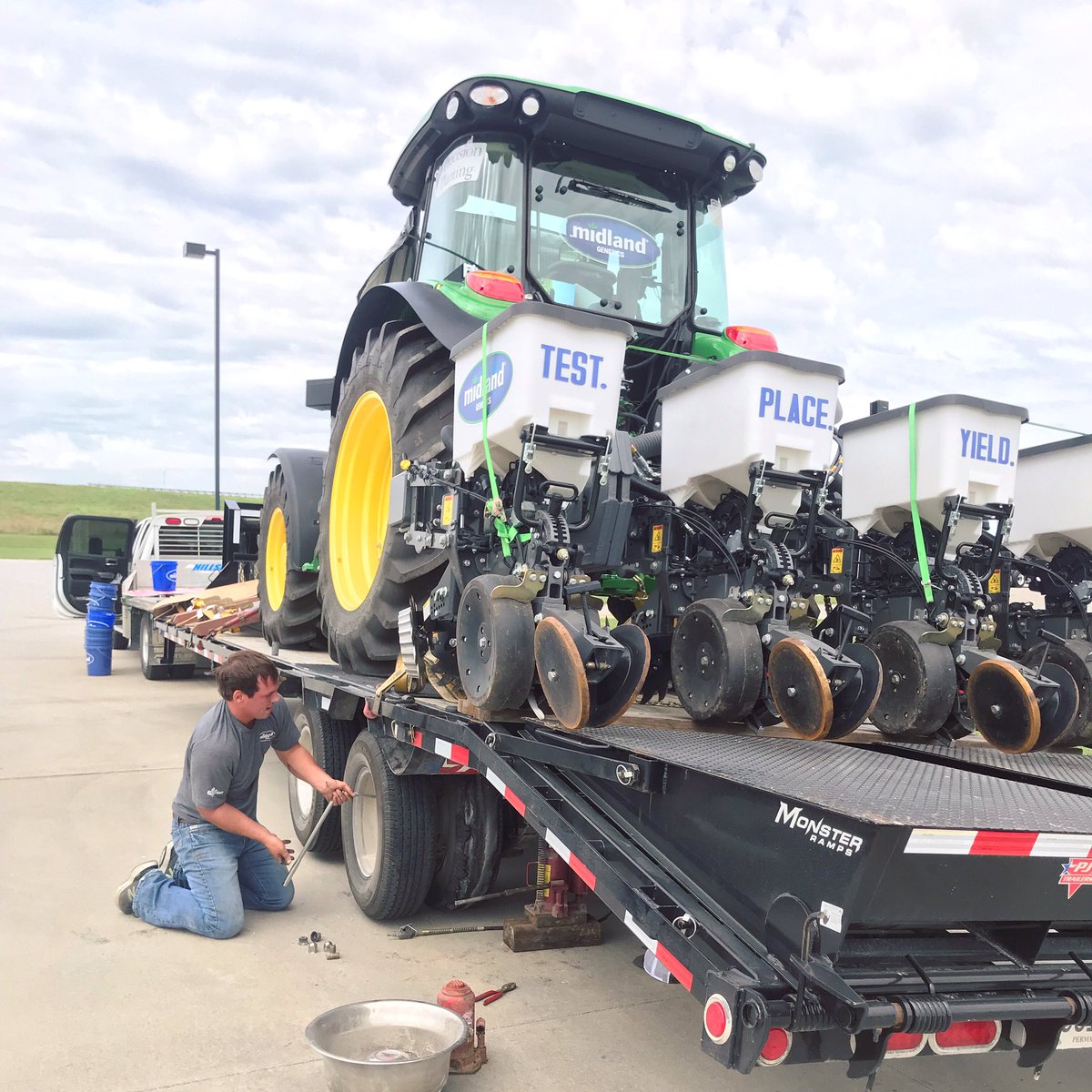 midlandgenetics's tweet photo. When we said #huskerharvestdays or bust, this isn’t exactly what we had in mind... https://t.co/Rx7LXjz96N