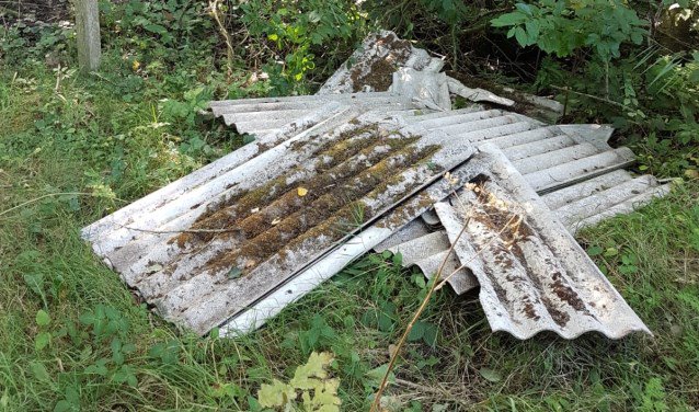 Asbestplaten bij bosrand gedumpt door ecovandalen WIERINGERMEER De overheid en het bedrijfsleven voorzien in allerlei manieren om van afval af te komen, maar voor sommigen is het nog niet gemakkelijk genoeg. Geregeld worden in de..... twib.in/l/GBeXjzjBL7Lp via <a href="/WieringerCournt/">WieringerCourant.nl</a>