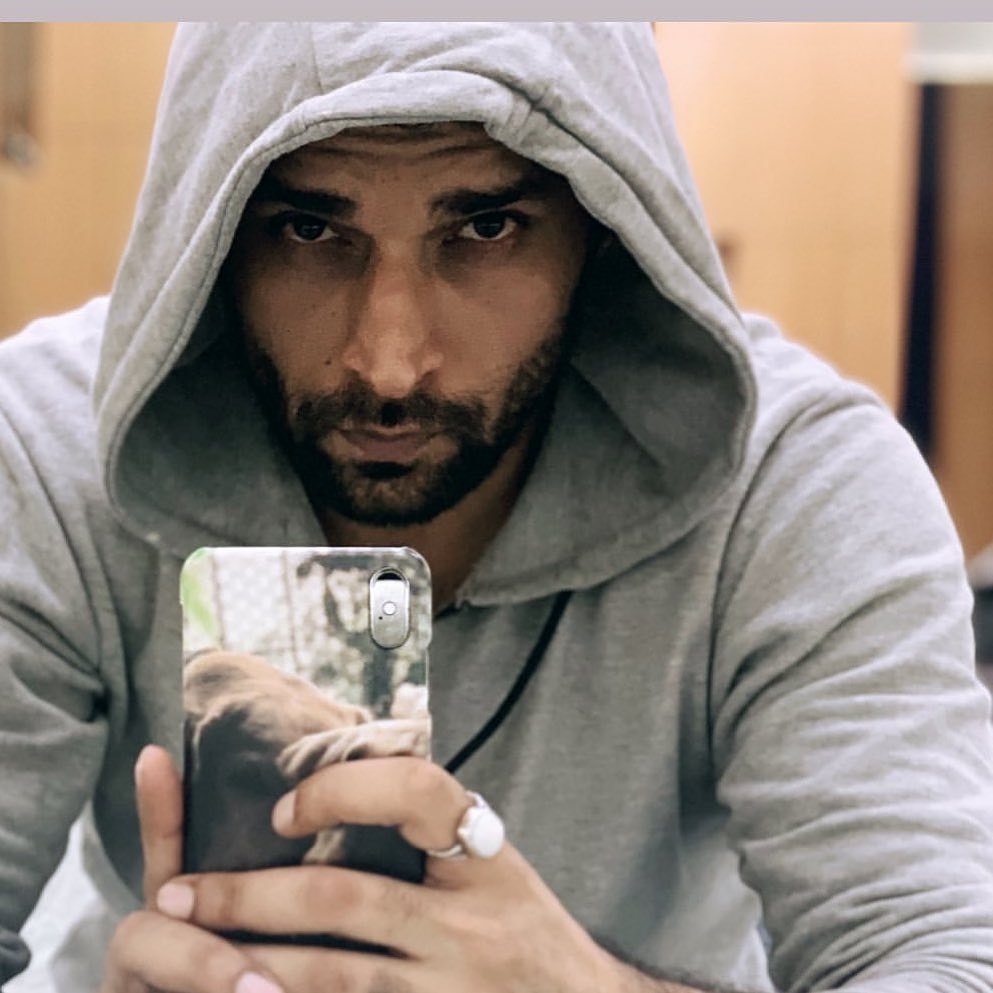ShaleenM_FC's tweet photo. Da KiLLer Af Hoodie Guy😍🔥🔥🔥
.
.
.
RepostBy @ShaleenMalhotra -  Did someone say #focus ... at this moment it was just to click a good picture to be able to post.... #beardgamestrong #mirrorselfie #hoodie love.... -
#shaleenmalhotra #shaalien_malhotra  #WeWantArjunSeason2 https://t.co/mqs5rWHu1a