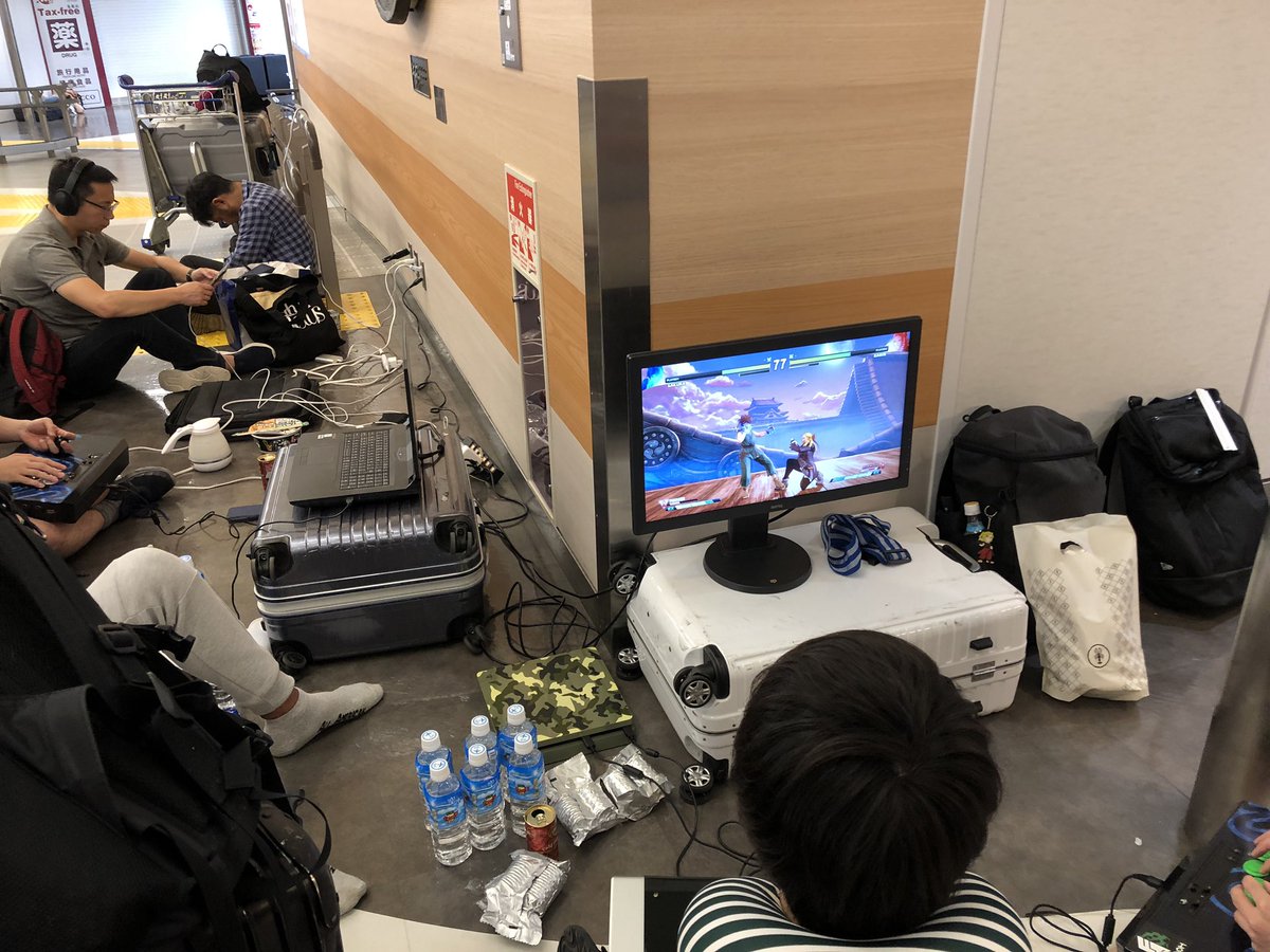 プロゲーマーさん 成田空港にゲーム機を設置してしまう Togetter プロゲーマーさん 成田空港にゲーム機を設置してしまう Togetter