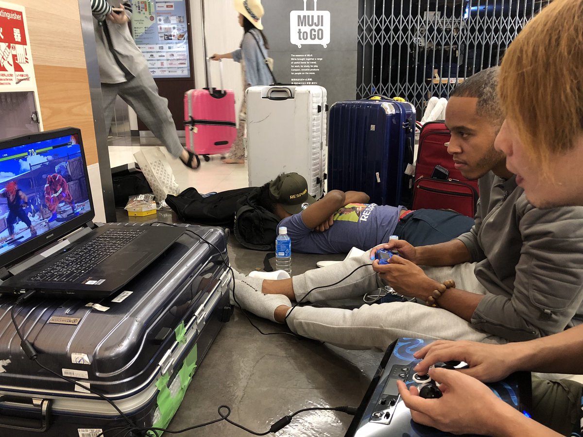 プロゲーマーさん 成田空港にゲーム機を設置してしまう Togetter プロゲーマーさん 成田空港にゲーム機を設置してしまう Togetter