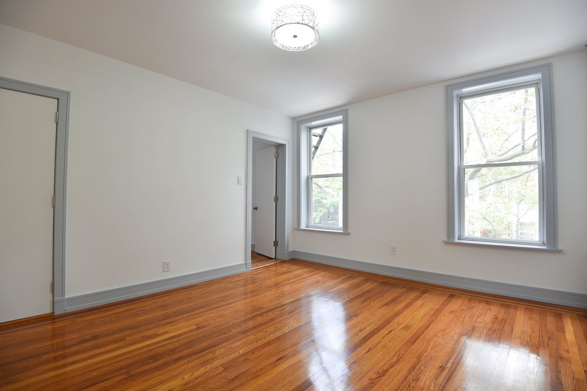 sidewalk_realty's tweet photo. Fantastic Renovated Greenpoint floor through 1.5 Bedroom for $3000 a month! #sidewalkrealty #greenpoint https://t.co/sVuhpCWyGq