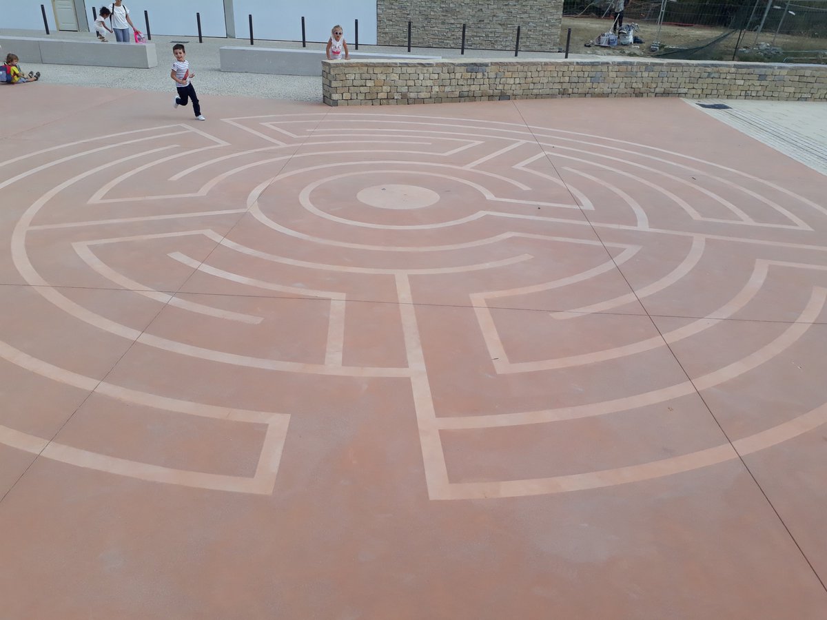 AteliersUP_SCE's tweet photo. Sortie d'école sur le Quartier de Roquefraisse à Saint Jean de Védas : le parvis labyrinthe... https://t.co/WhKiEsxbBK