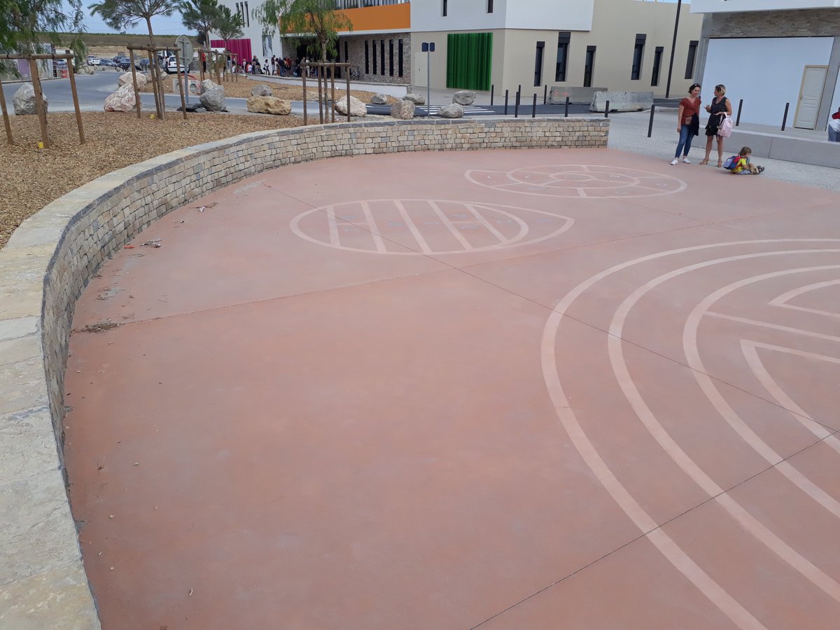 AteliersUP_SCE's tweet photo. Sortie d'école sur le Quartier de Roquefraisse à Saint Jean de Védas : le parvis labyrinthe... https://t.co/WhKiEsxbBK