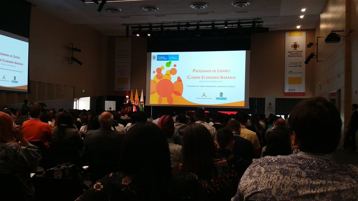 buriticacesar's tweet photo. Comunicación, vocería y discurso de ideas creativas inmersas en la #CumbreEconomiaNaranja. Programa líderes @aleadershiporg 
#colombiacrea
Hoy con 300 líderes que crean y se proyectan. https://t.co/qd33tMDB6m