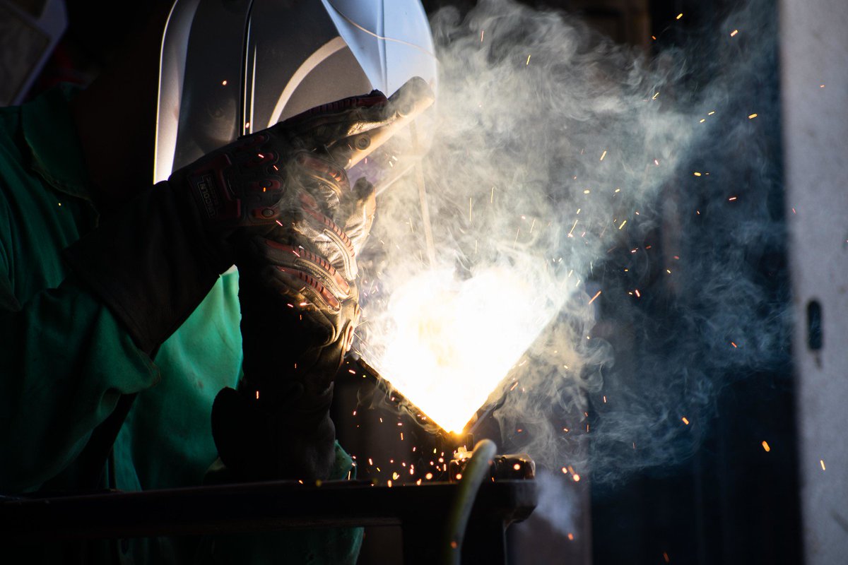 #Seabees 💪 

Steelworker 3rd Class Blake Leben, a Seabee assigned to Naval Mobile Construction 11, practices #welding a joint on two #steel plates while deployed to Rota, #Spain. #NMCB11 #NavyReadiness