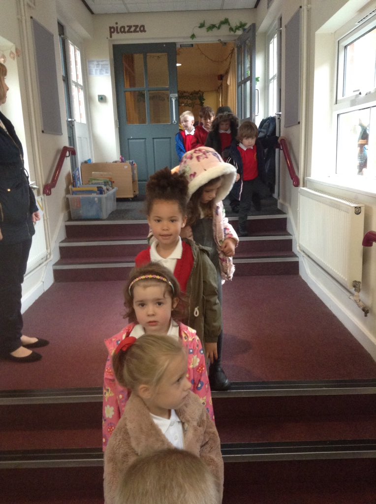 StPetersEY's tweet photo. Look at our super smart line as walk to our dinner hall #soproud #indiaclass https://t.co/RhW1N2Tf0f