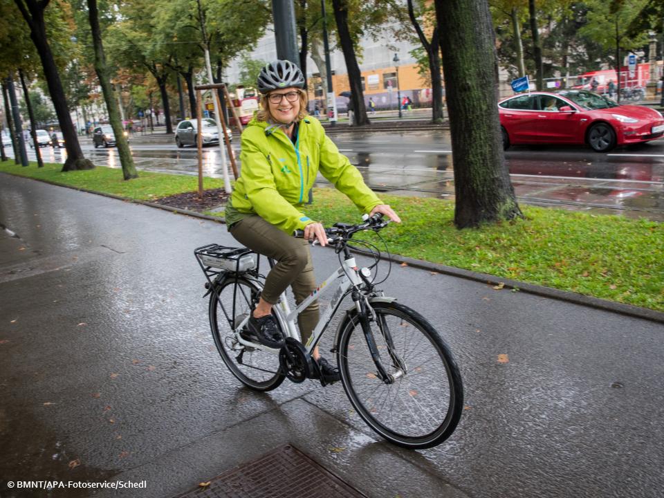 BMLUK_gv_at's tweet photo. Mehr als 400 #Elektrofahrzeuge waren bei der #eMobilityParade in Wien dabei! 🔌🚗🛵 Nachhaltigkeitsministerin Maria Patek zeichnete im Anschluss an die Parade die neuen @klimaaktiv mobil Projektpartner aus. 👉 https://t.co/22V5ooFOSc #Klimaschutz https://t.co/lLxdMzWjrD