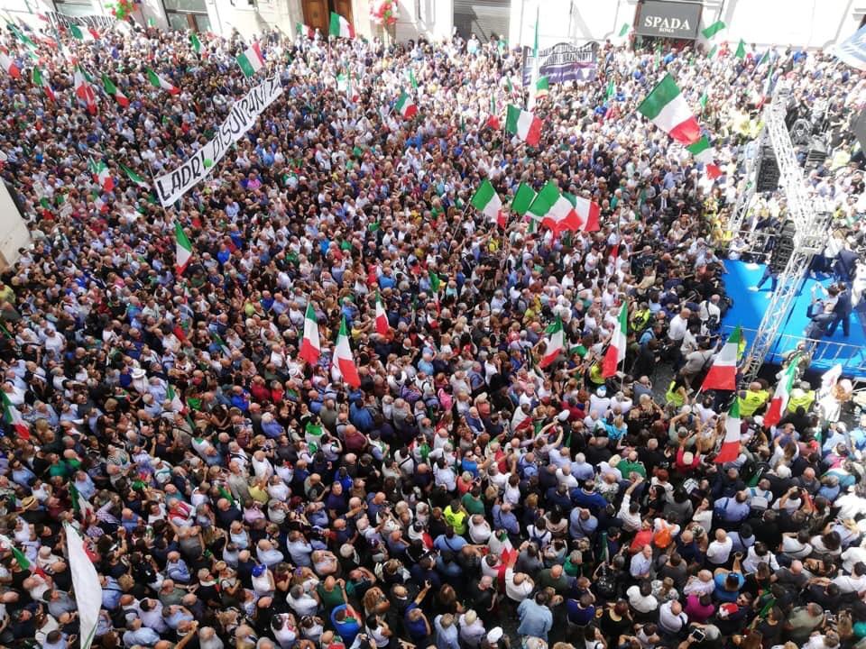 La vera democrazia oggi era qui, tra questi tricolori. Tutto il resto è inciucio!!!!!
Con <a href="/FratellidItaIia/">L’ortografia!</a> e <a href="/GiorgiaMeloni/">Giorgia Meloni</a> in piazza Montecitorio per dire no al #pattodellapoltrona e sì a #ElezioniSubito!!! #VogliamoVotare 🇮🇹🇮🇹🇮🇹🇮🇹