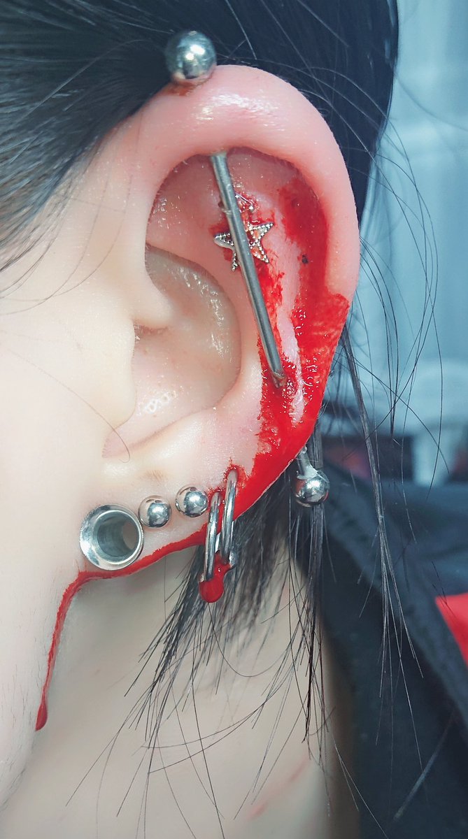 猫くん 一回失敗しちゃった ﾛ また刺し直してなんとかあいた 風呂入ったのに耳洗わなきゃだし 髪血で固まったから朝風呂入らなきゃだ