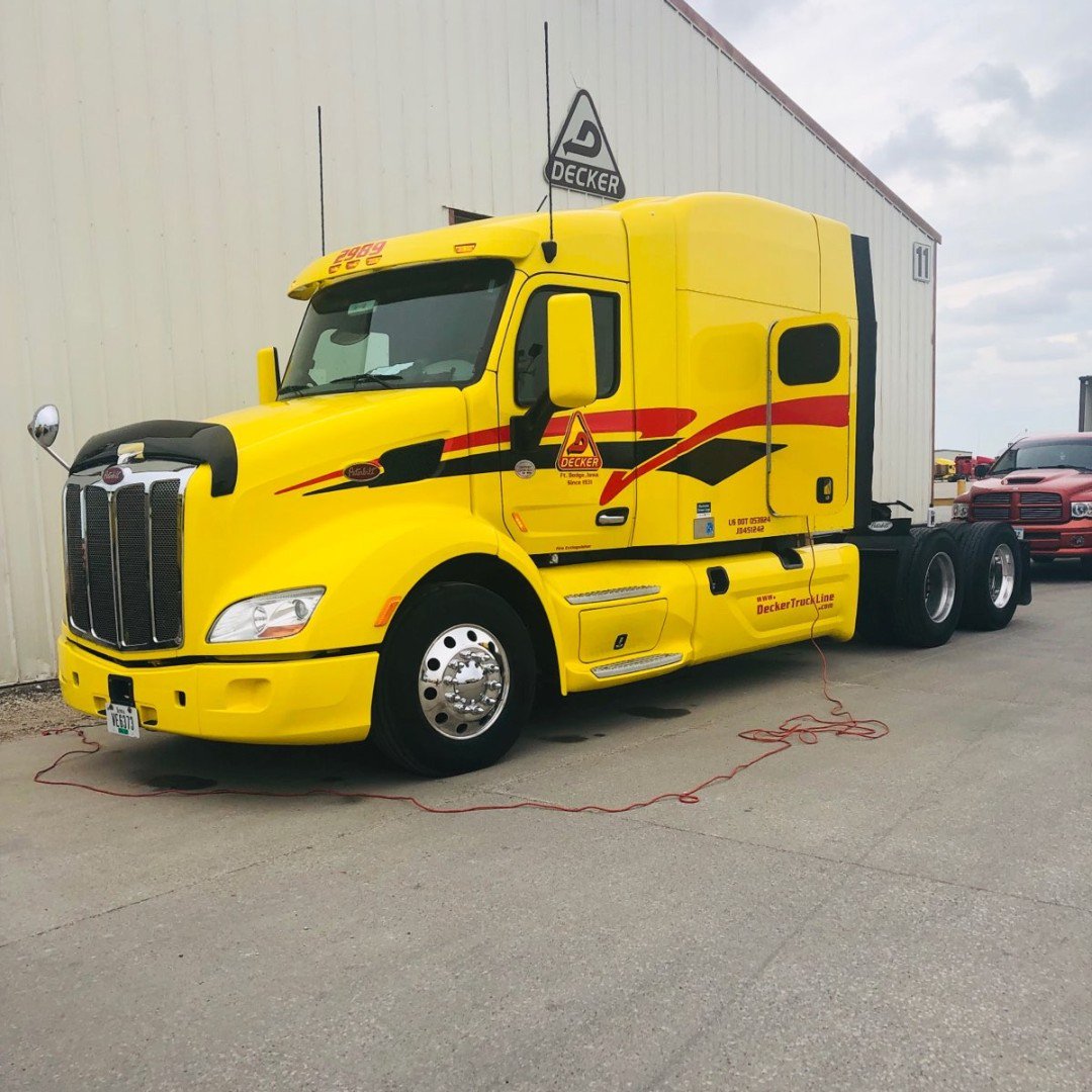 DeckerTruckLine's tweet photo. Andrew Boggs (2989) and Eugene Pitts Jr. (L2706) out enjoying the cool air and down time at the Fort Dodge Terminal.
#driventobethebest #driverappreciationweek #ndaw #drivedecker #deckertruckline #whydecker #thankful4ourdrivers https://t.co/8JeY8bvS4K