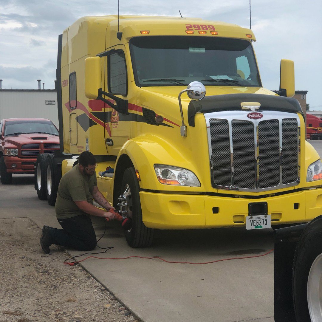 DeckerTruckLine's tweet photo. Andrew Boggs (2989) and Eugene Pitts Jr. (L2706) out enjoying the cool air and down time at the Fort Dodge Terminal.
#driventobethebest #driverappreciationweek #ndaw #drivedecker #deckertruckline #whydecker #thankful4ourdrivers https://t.co/8JeY8bvS4K