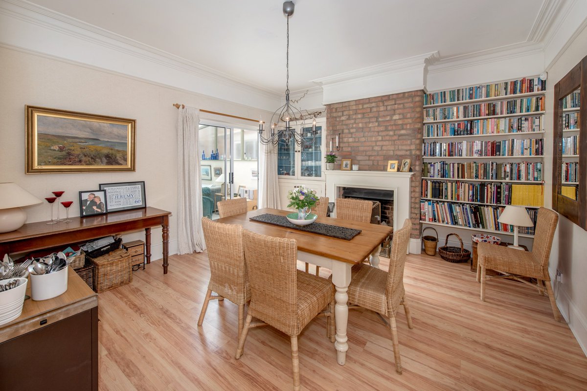 *New Property* *5 Bed, South Road, Taunton*
We've just launched this stunning 5 bed property situated close to the centre of Taunton. The house has beautiful Edwardian features, with enclosed garden and double garage. #forsale #weknowtaunton #jamesgray
tinyurl.com/y5btvytr