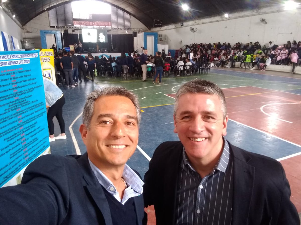 CordobaCluster's tweet photo. AHORA @dcasali con #EstebanLescano secretario de gobierno de #CruzdelEje, en la apertura de @SemanaTICcba en esa localidad. Además compartiendo interesantes proyectos de robots con los más chicos! https://t.co/btuKl9a42V