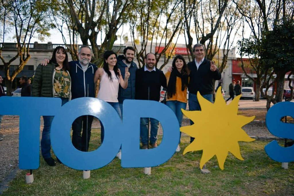 FacuBallesteros's tweet photo. Gracias #Baradero por acompañarnos el sábado junto a @EstebanSanzio @pacoduranona  @ferdiazfer  @carmela_moreau , Juan Ramos, @MarianoPinedo y a todos y todas los que se sumaron a pensar juntos en el el futuro de la provincia. #EsConTodos #EsConTodas #AxelGobernador #FacuSenador https://t.co/Ghwx4N7Plc