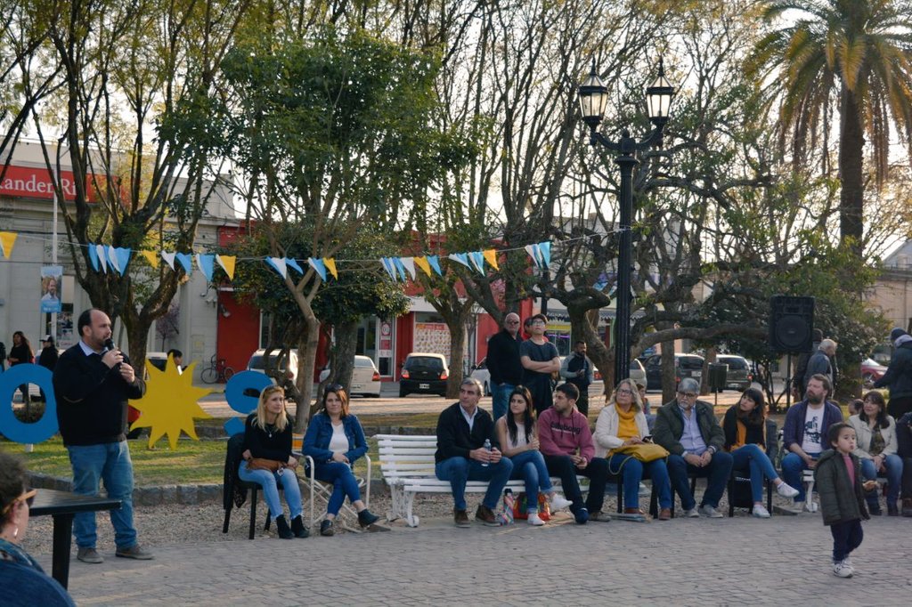 Gracias #Baradero por acompañarnos el sábado junto a <a href="/EstebanSanzio/">Esteban TiTo Sanzio</a> <a href="/pacoduranona/">Paco Durañona</a>  <a href="/ferdiazfer/">Fer Díaz</a>  @carmela_moreau , Juan Ramos, <a href="/MarianoPinedo/">Mariano Pinedo ⭐️⭐️⭐️</a> y a todos y todas los que se sumaron a pensar juntos en el el futuro de la provincia. #EsConTodos #EsConTodas #AxelGobernador #FacuSenador