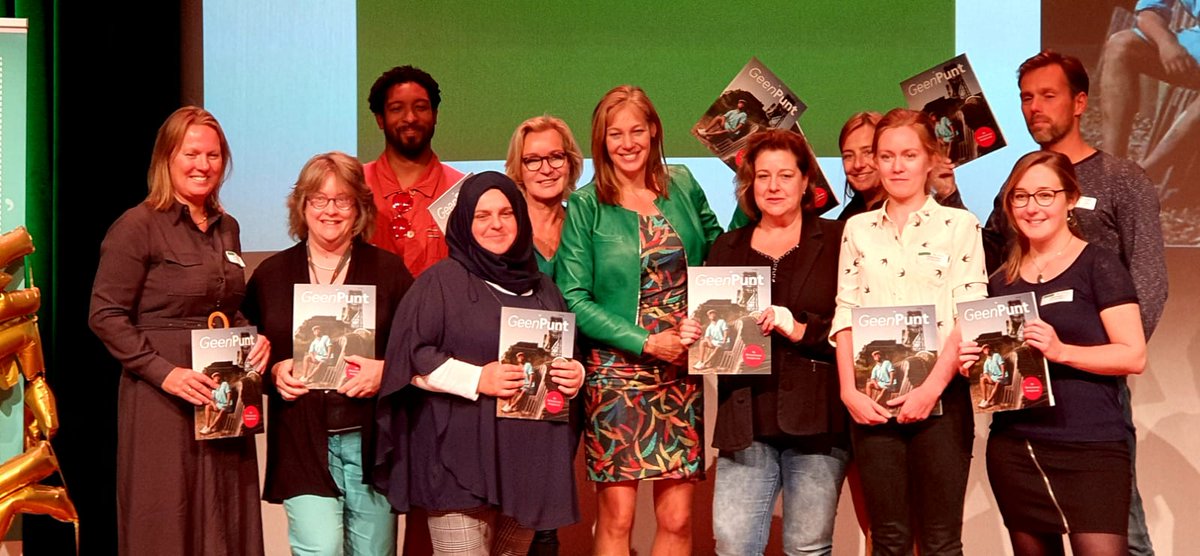 Feestelijke start Week vd Alfabetisering vanmiddag in <a href="/Rotterdam/">Gemeente Rotterdam</a>: wethouder <a href="/JudithBokhove/">Judith Bokhove</a> nam de nieuwe editie van taalglossie #GeenPunt in ontvangst, vol verhalen van taalprofessionals, taalliefhebbers en laaggeletterden. Wij schreven ze met liefde op! #wvda19 #taalvoorhetleven