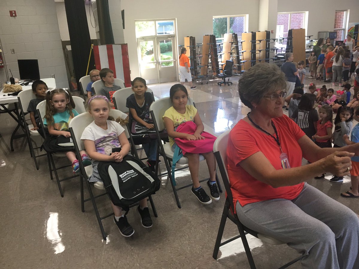 sakingjmb1's tweet photo. JMB students practiced bus safety and reviewed bus expectations during an assembly. Three of our drivers even acted out different scenarios! Thanks to @OconeeSC_school transportation department for partnering with us. #jmbgems https://t.co/Uw1kjbWAsx