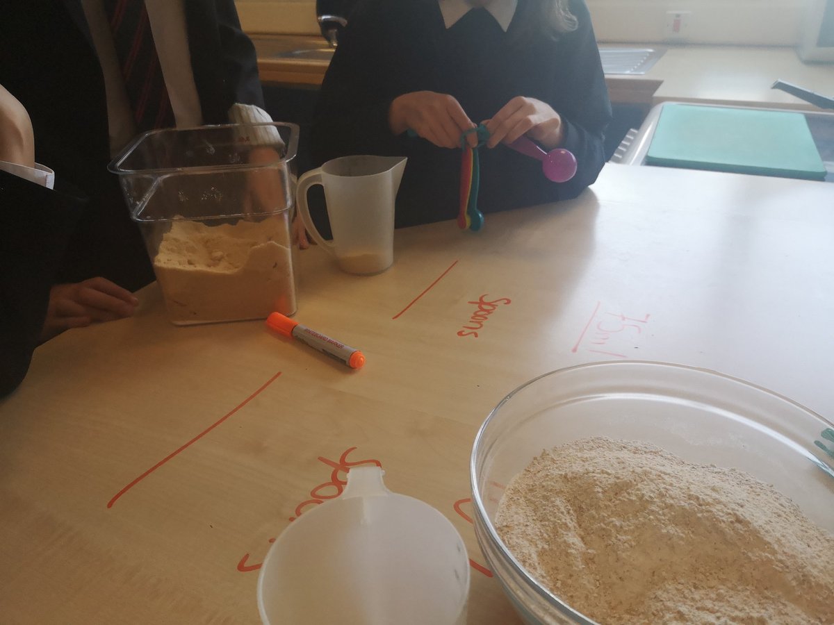Lochend_HFTT's tweet photo. S1 pupils have been improving their weighing and measuring skills today! #improvingnumeracy
#raisingattainment https://t.co/cF5kdMvFBU
