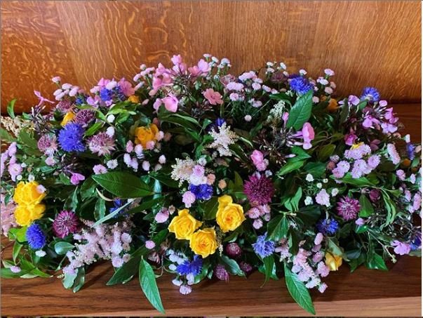 Hoping to brighten up your Monday with todays stunning floral arrangement!

#monday #MondayMotivation #summer #notoveryet