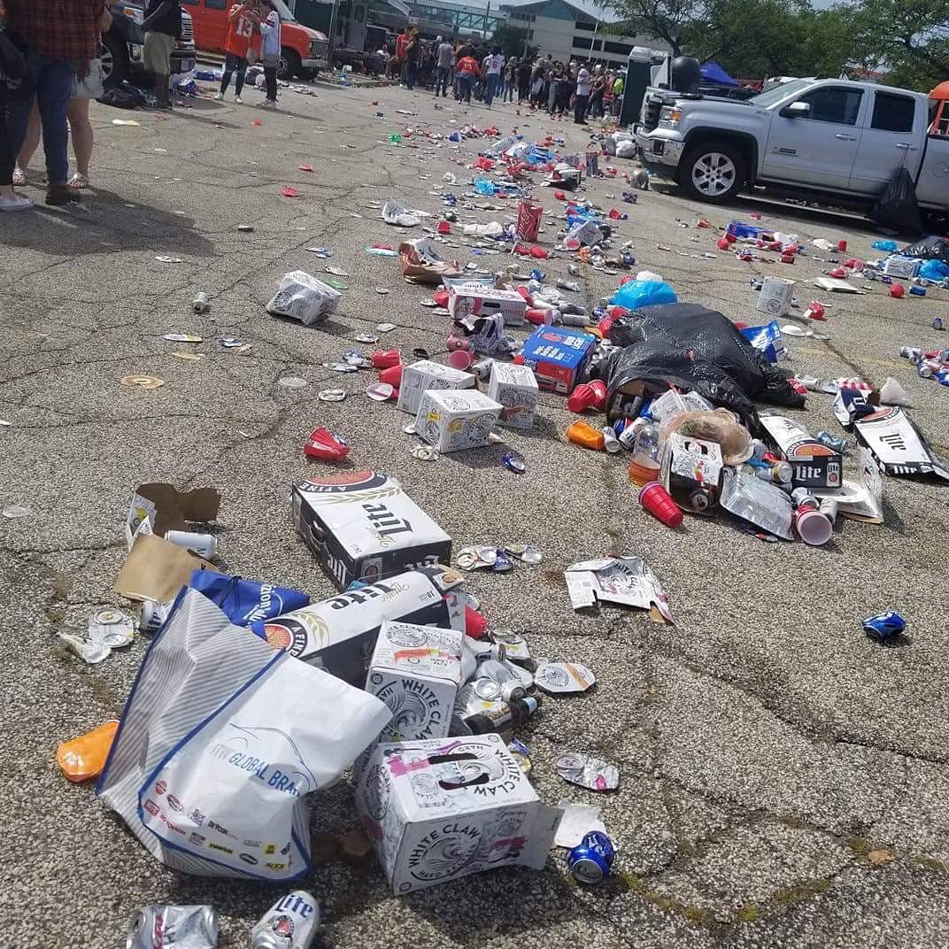 HOWAutism's tweet photo. If this how CLE sports fans want 2 rep themselves & #Cle #Ohio, then Im going 2 the next tailgating event @ #MuniLot 2 clean up & I will bring garbage bags & a can 2 clean up other ppl's mess. Let the Autistic man clean up after UR adult children!
#HelpingOthersWithAutism https://t.co/KvU3MhskaT