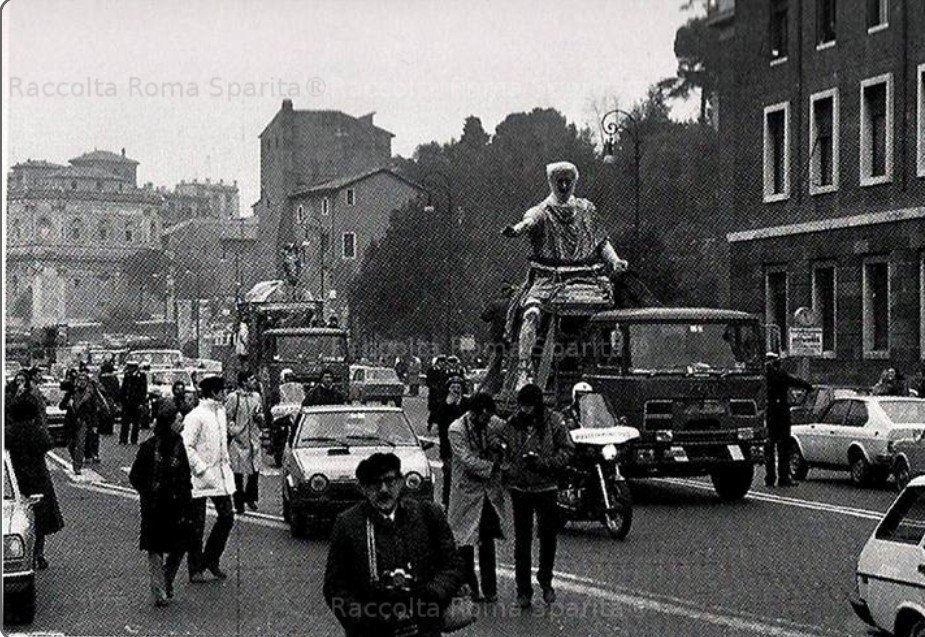 Livia_en_Roma's tweet photo. Increíbles estas imágenes del traslado de la estatua ecuestre de Marco Aurelio en 1981 para su restauración. El emperador saludando al pueblo de Roma casi 2000 años después
(📷 Roma Sparita https://t.co/UOytsqdgSv) https://t.co/GDlDTraVLD