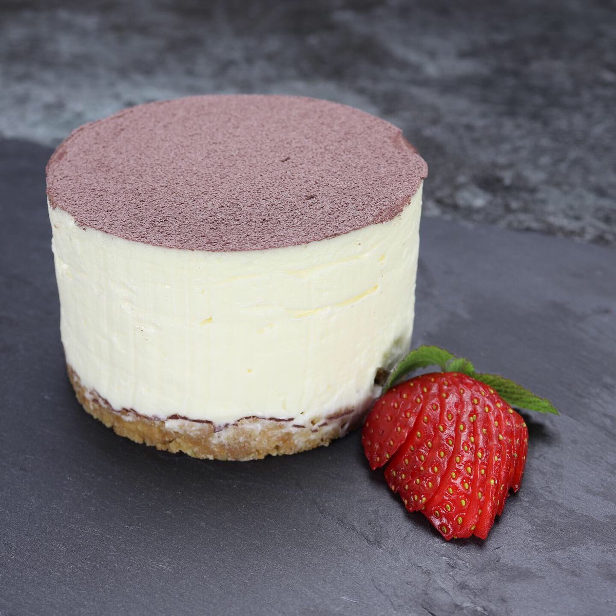 PMEcake's tweet image. Have you tried our Cocoa Velvet Spray yet? 😍 #cakedecorating #GBBO #baking #pmecake