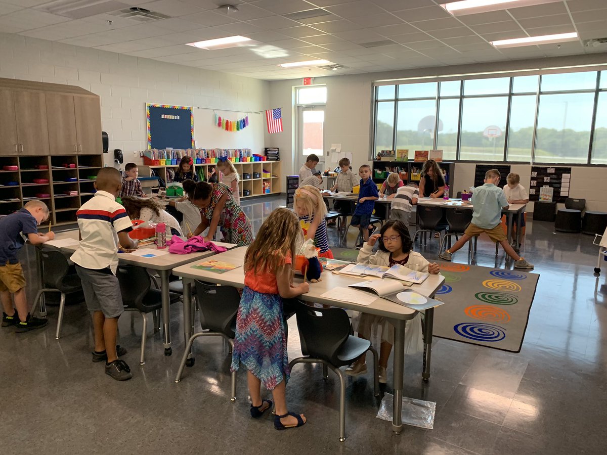 bilbao_tabitha's tweet photo. Feedback WALKS!! Students were able to use a class checklist to give their friends feedback on their daily task. Some students even provided an example for their classmate. #BCESfirsties #feedback #dailytask #proud https://t.co/KM6AE6KEY4