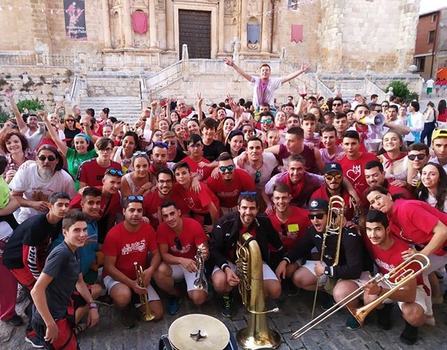 HOLAAAAAA OTRA VEZ NOTEROS‼ Madre mia tenemos tantas cosas que enseñaros que no paramos de publicar😂📱 Ahora es el turno de la maravillosa gente de Gumiel de Izán, aquí está la foto que nos hicimos ayer con ellos📷 Muchas gracias por el ambientazo que … ift.tt/2ZNUIj3