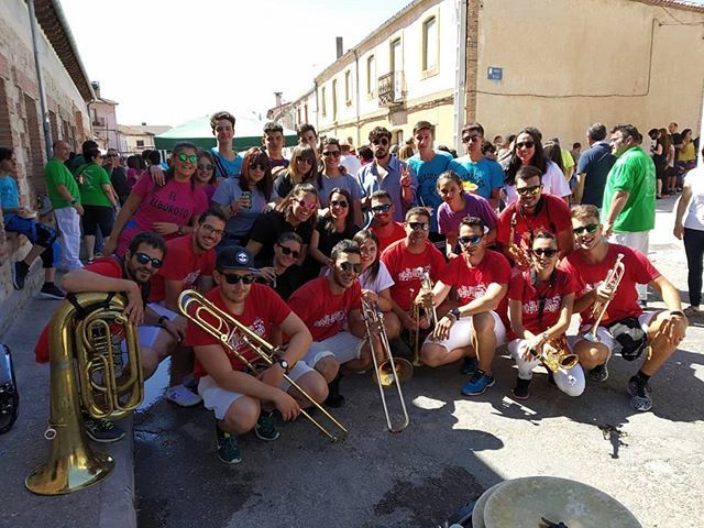 MUUUUUY BUENAS NOTEROS Y NOTERAS DEL MUNDO VIRTUAAL🎵📱 Aquí os dejamos la foto que nos hicimos ayer en el vermú en Lastras de Cuellar🍻 Muchas gracias por todo😊

UN SALUDOOO NOTEROS🤟🏻🔥 ift.tt/2LCoHR3